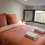 Charming Workshop With Jacuzzi Near Saint-emilion *