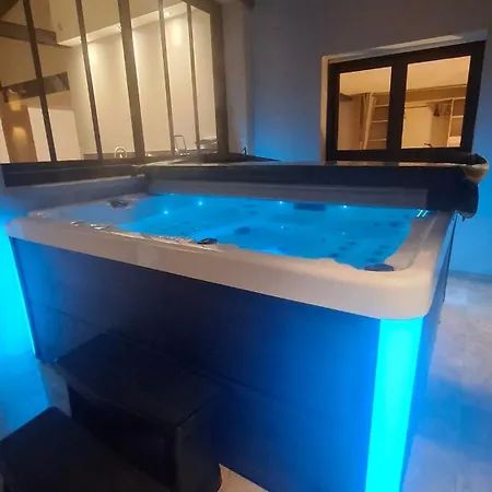 Charming Workshop With Jacuzzi Near Saint-emilion 펜션