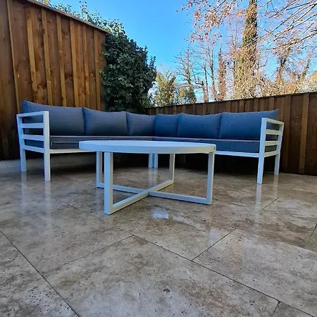 Charming Workshop With Jacuzzi Near Saint-emilion 펜션