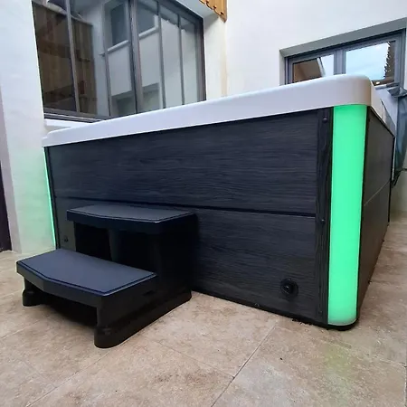 펜션 Charming Workshop With Jacuzzi Near Saint-emilion *