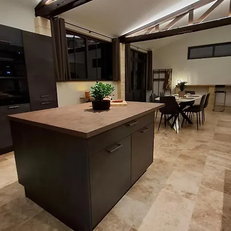 Charming Workshop With Jacuzzi Near Saint-emilion *