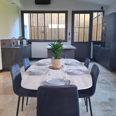 펜션 Charming Workshop With Jacuzzi Near Saint-emilion Branne (Gironde)