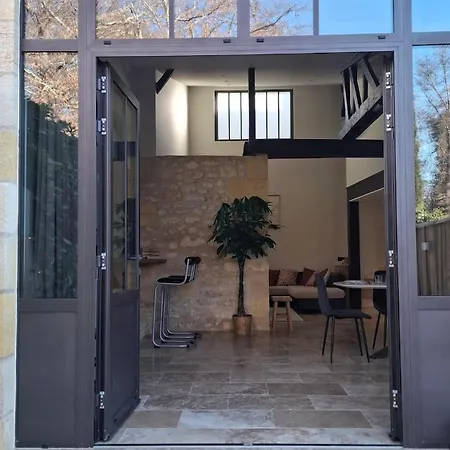 Charming Workshop With Jacuzzi Near Saint-emilion 펜션