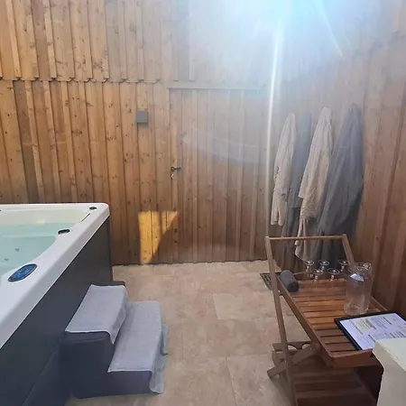 Atelier Climatise Avec Jacuzzi Et Parking Prive Feriehus
