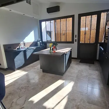Feriehus Atelier Climatise Avec Jacuzzi Et Parking Prive Branne (Gironde)