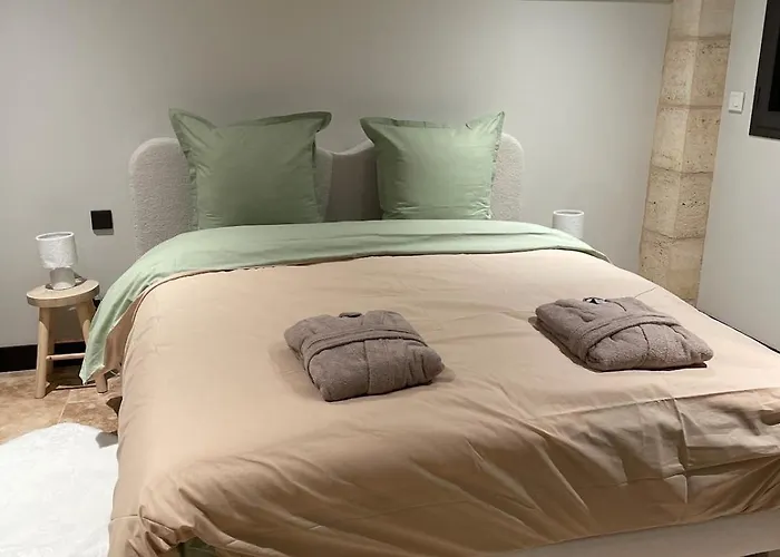 Holiday home Charming Workshop With Jacuzzi Near Saint-emilion