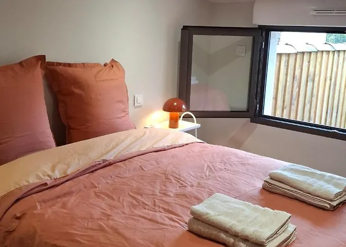 Charming Workshop With Jacuzzi Near Saint-emilion *