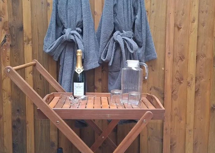 Nyaraló Charming Workshop With Jacuzzi Near Saint-emilion Branne