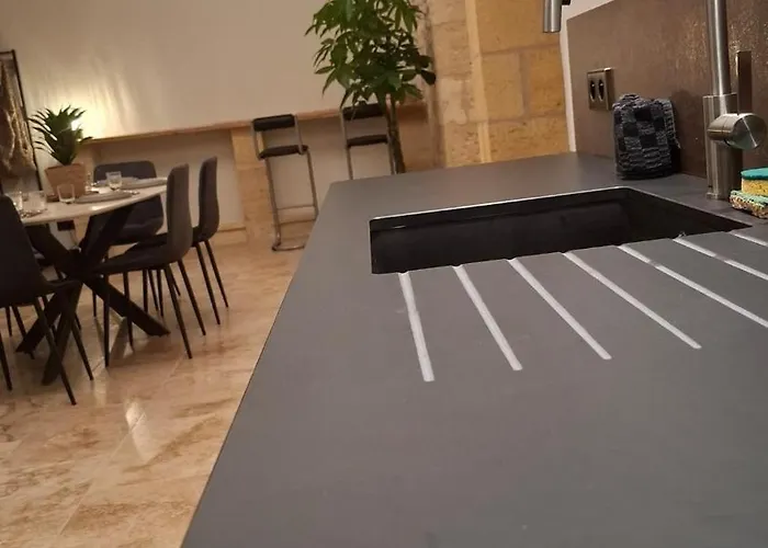 Nyaraló Charming Workshop With Jacuzzi Near Saint-emilion Branne