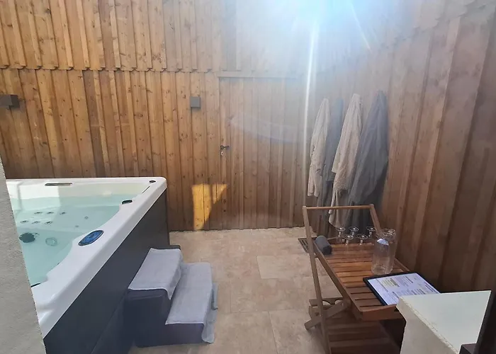 Charming Workshop With Jacuzzi Near Saint-emilion Holiday home